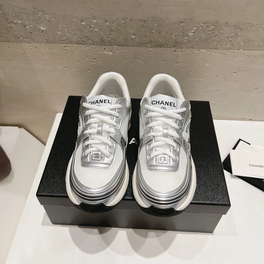 👟👟Ex-factory price 640👟👟 Chanel Chanel 24C Early Spring Resort Series Xiaoxiang Metal Casual Sports Shoes Gold Silver Horn King The latest foreign catwalk series Chanel Chanel 2024 Early Spring Series is held in the second smallest country in the world. The series is inspired by Monaco's international seaside lifestyle, from the F1 racing track to beach swimming pools, from casinos to tennis courts, to create a diverse and unique new series of racing driver's helmets, jumpsuits and other elements that have been reinterpreted to be more fashionable. Exquisite packaging at the delivery counter 🛍📦 ▪️Fabric: Original imported metal cowhide + technical fabric ▪️Inner lining: Original custom-made breathable mesh ▪️Sole: Original molded ultra-light foam combination outsole ▪️Sole thickness: 3.5CM ▪️Size: Women’s 35-41